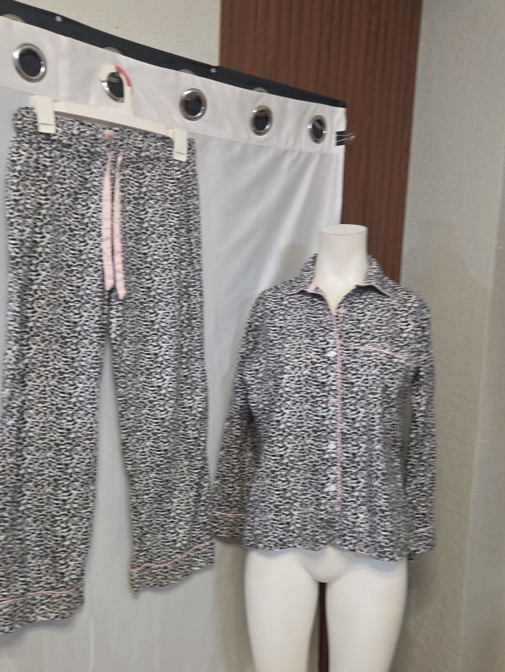 Victoria's Secret Black & White Leopard Print Pajama Set with Pink Trim Xsmall .